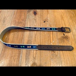 Men’s NWOT Bow Tie Theme Khaki/Navy Belt - 38/95